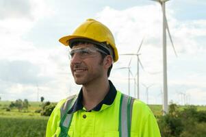 retrato do inteligente engenheiro com protetora capacete às elétrico turbinas campo foto