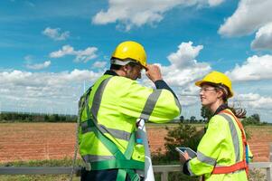 pessoas engenheiro estão vestindo uma protetora capacete em cabeça, usando tábua analytics Engenharia dados foto