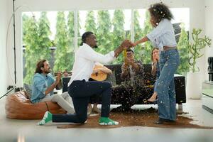 uma grupo do multiétnico amigos tendo Diversão às uma festa e testemunha seus amigos casamento proposta. foto