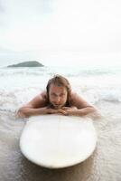 surfista homem com dele prancha de surfe em a de praia. foto