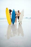 retrato do sorridente jovem mulher dentro bikini com prancha de surfe às de praia foto