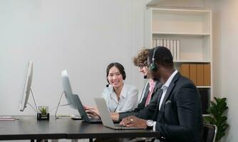 grupo do o negócio pessoas vestindo fone de ouvido trabalhando ativamente dentro escritório. ligar Centro, telemarketing, cliente Apoio, suporte agente providenciar serviço em Telefone vídeo conferência chamar. foto