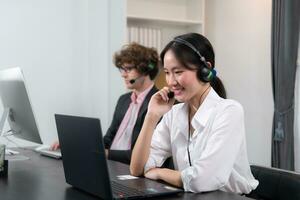 grupo do o negócio pessoas vestindo fone de ouvido trabalhando ativamente dentro escritório. ligar Centro, telemarketing, cliente Apoio, suporte agente providenciar serviço em Telefone vídeo conferência chamar. foto