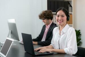 grupo do o negócio pessoas vestindo fone de ouvido trabalhando ativamente dentro escritório. ligar Centro, telemarketing, cliente Apoio, suporte agente providenciar serviço em Telefone vídeo conferência chamar. foto