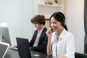 grupo do o negócio pessoas vestindo fone de ouvido trabalhando ativamente dentro escritório. ligar Centro, telemarketing, cliente Apoio, suporte agente providenciar serviço em Telefone vídeo conferência chamar. foto