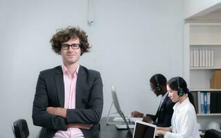 retrato do o negócio pessoas vestindo fone de ouvido trabalhando ativamente dentro escritório. ligar Centro, telemarketing, cliente Apoio, suporte agente providenciar serviço em Telefone vídeo conferência chamar. foto