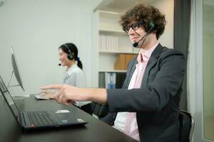 grupo do o negócio pessoas vestindo fone de ouvido trabalhando ativamente dentro escritório. ligar Centro, telemarketing, cliente Apoio, suporte agente providenciar serviço em Telefone vídeo conferência chamar. foto