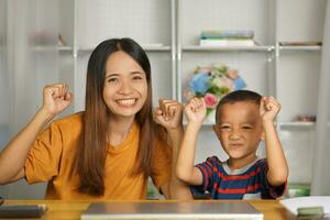 feliz mãe e filho às casa escrivaninha foto