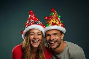 uma cenário do uma jovem casal vestindo santa chapéus e olhando feliz, ai generativo foto