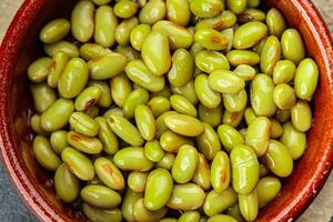 edamame feijões lanche leguminosa Comida Aperitivo refeição em a mesa cópia de espaço Comida fundo rústico foto