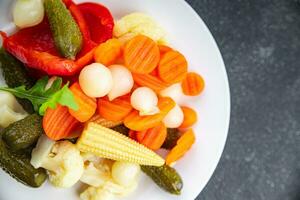 legumes em conserva salada picante pepino, pepino, cenoura, cebola, couve-flor, Pimenta Aperitivo refeição Comida lanche em a mesa cópia de espaço Comida fundo rústico topo Visão foto