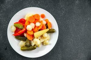 legumes em conserva salada picante pepino, pepino, cenoura, cebola, couve-flor, Pimenta Aperitivo refeição Comida lanche em a mesa cópia de espaço Comida fundo rústico topo Visão foto