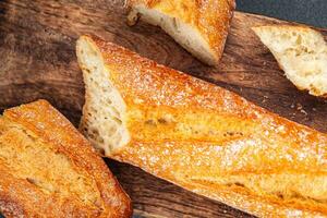 saboroso baguete fresco pão grandes pão lanche Aperitivo refeição Comida em a mesa cópia de espaço Comida fundo rústico topo Visão foto