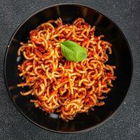 bolonhesa massa sedanini Rigati tomate molho saudável comendo cozinhando Aperitivo refeição Comida lanche em a mesa cópia de espaço foto