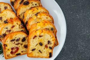 fruta bolo pastelaria seco frutas cerejas, seco damascos, ameixas, passas de uva doce Natal doce sobremesa feriado tratar Novo ano e Natal refeição Comida lanche em a mesa cópia de espaço Comida fundo foto