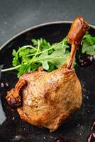 Pato perna confitar com baga molho aves de capoeira carne segundo curso vegetal delicioso saudável comendo cozinhando Aperitivo refeição Comida lanche em a mesa cópia de espaço foto