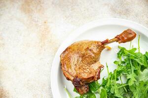 Pato perna confitar com baga molho aves de capoeira carne segundo curso vegetal delicioso saudável comendo cozinhando Aperitivo refeição Comida lanche em a mesa cópia de espaço foto