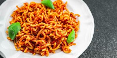 massa bolonhesa sedanini Rigati tomate molho comendo cozinhando Aperitivo refeição Comida lanche em a mesa cópia de espaço Comida fundo rústico topo Visão foto