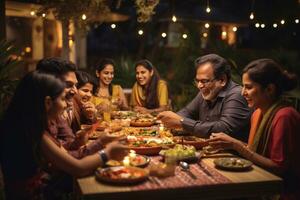 uma imagem do indiano família tendo jantar juntos às casa dentro a noite, Índia em bokeh fundo generativo ai foto