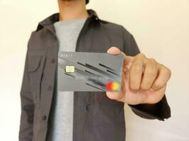 jovem homem mostrando crédito cartão foto