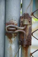 oxidado metal portão com cadeia foto