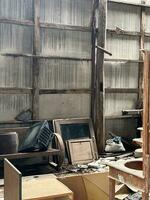 metal e oxidado ferro para reciclando dentro abandonado casa foto