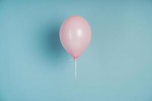 balão rosa em um fundo azul foto
