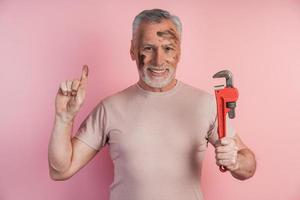 positivo, sênior homem com cabelos grisalhos e barba foto