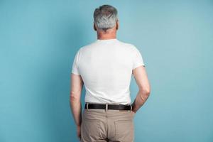 vista traseira, um homem em uma camiseta branca de costas para a câmera foto