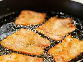 carne de porco frito dentro a panela foto