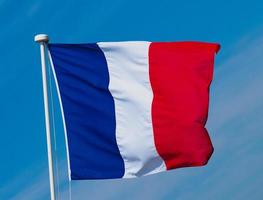 bandeira francesa da frança sobre o céu azul foto