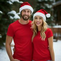 ai gerado uma lindo casal, ambos estão vestindo vermelho Camisetas e santa Natal chapéus foto