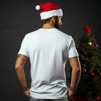 ai gerado homem com santa chapéu vestindo branco grande demais t - camisa foto