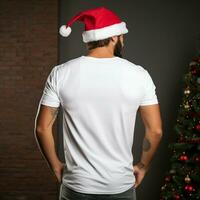 ai gerado homem com santa chapéu vestindo branco grande demais t - camisa foto