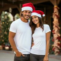 ai gerado uma casal com santa claus chapéus vestindo branco Camisetas com Natal árvore e neve dentro a fundo foto