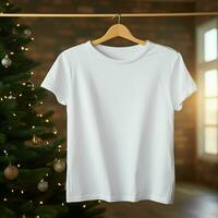 ai gerado branco em branco t - camisa suspensão em a Natal árvore foto