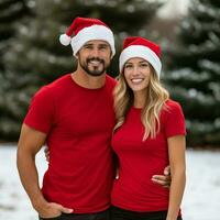 ai gerado uma lindo casal, ambos estão vestindo vermelho Camisetas e santa Natal chapéus foto