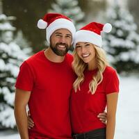 ai gerado uma lindo casal, ambos estão vestindo vermelho Camisetas e santa Natal chapéus foto