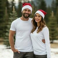 ai gerado uma casal com santa claus chapéus vestindo branco Camisetas com Natal árvore e neve dentro a fundo foto