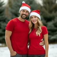ai gerado uma lindo casal, ambos estão vestindo vermelho Camisetas e santa Natal chapéus foto