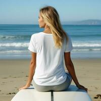 ai gerado menina sentar em a surfar quadro, de praia visualizar, em branco branco t - camisa, costas Visão foto