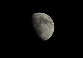 lua gibosa vista com telescópio foto