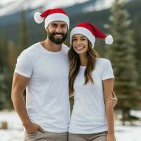 ai gerado uma casal com santa claus chapéus vestindo branco Camisetas com Natal árvore e neve dentro a fundo foto