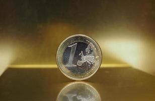 Moeda de 1 euro, união europeia sobre fundo dourado foto