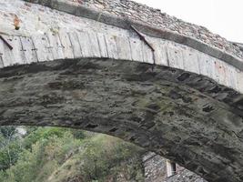 ponte romana em pont saint martin foto