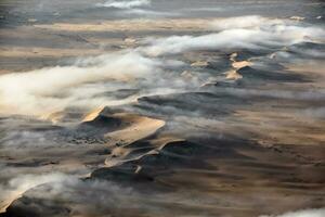 a aéreo Visão sobre a grande areia dunas este faço acima a ótimo areia mar dentro namíbia. foto