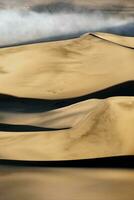 a aéreo Visão sobre a grande areia dunas este faço acima a ótimo areia mar dentro namíbia. foto