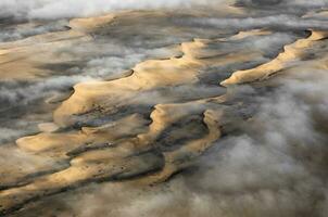 a aéreo Visão sobre a grande areia dunas este faço acima a ótimo areia mar dentro namíbia. foto