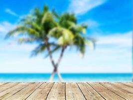 palmeiras de praia com fundo de exibição de produtos de piso de madeira clara foto