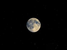 lua cheia vista com telescópio, céu estrelado